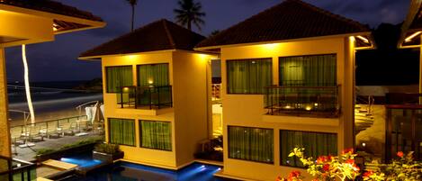 Una piscina al aire libre, sillones reclinables de piscina