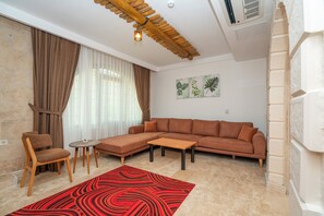 Een douche, een regendouche, gratis toiletartikelen, een haardroger