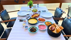 Petit déjeuner servi tous les jours en supplément