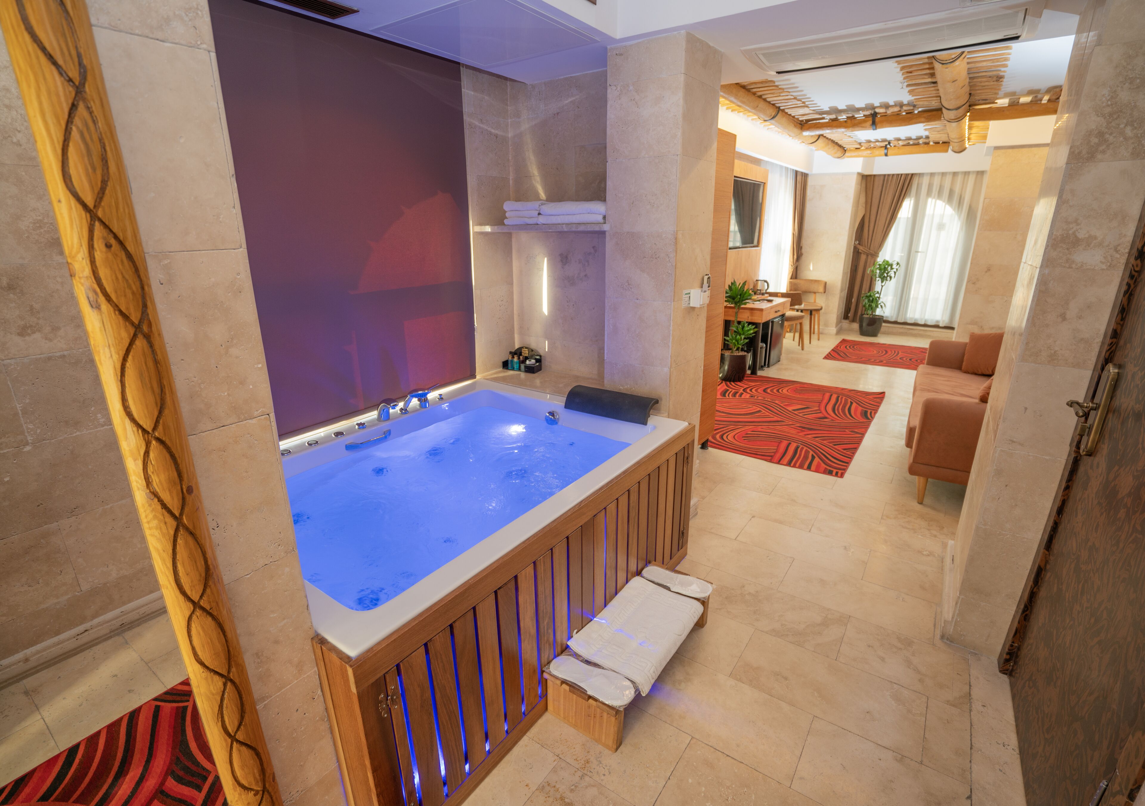 高档床上用品、办公桌、笔记本电脑工作区、隔音