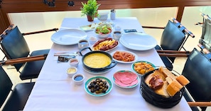 Daily local cuisine breakfast (TRY 225 per person) - Pasha Palace Hotel (Istanbul)