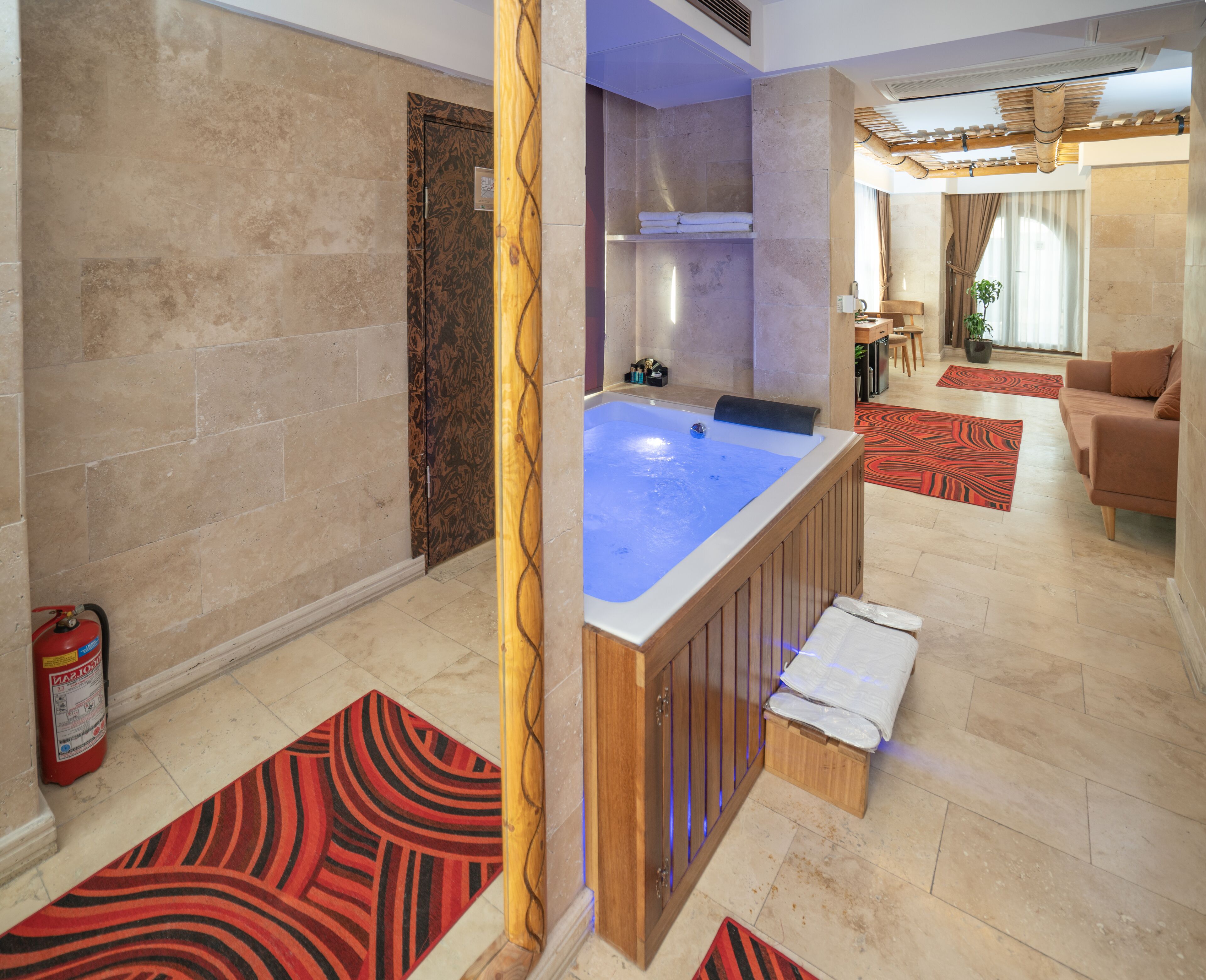 高档床上用品、办公桌、笔记本电脑工作区、隔音