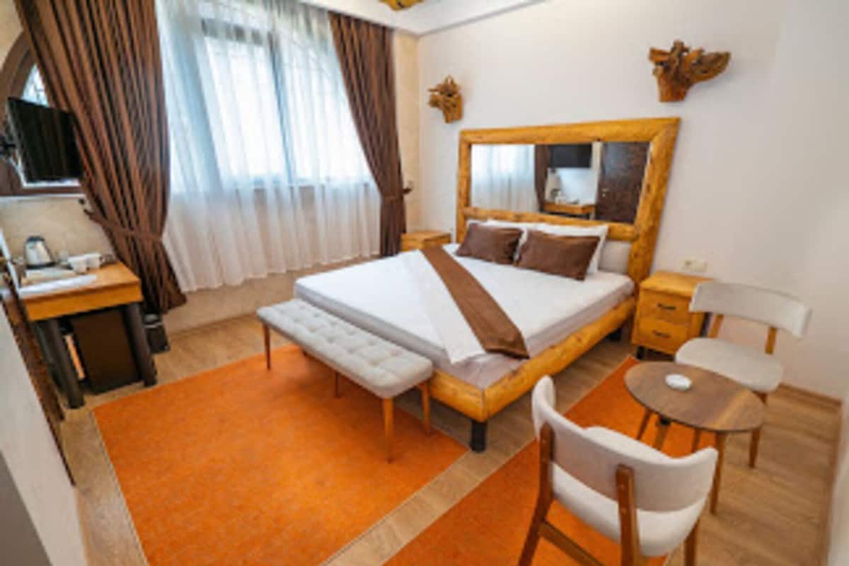 Kamar Standar | Meja kerja, ruang kerja ramah laptop, kedap suara, dan Wi-Fi gratis