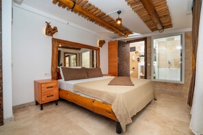 Suihku, sadesuihkupää, ilmaiset hygieniatuotteet, hiustenkuivaaja