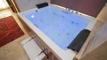Peralatan tempat tidur premium, meja, ruang kerja komputer riba