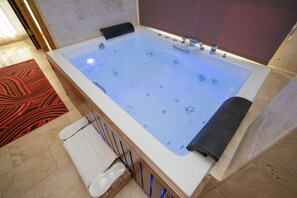 Premium bedding, desk, laptop workspace, soundproofing - Pasha Palace Hotel (Istanbul)
