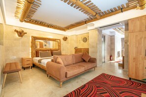 Premium bedding, desk, laptop workspace, soundproofing - Pasha Palace Hotel (Istanbul)