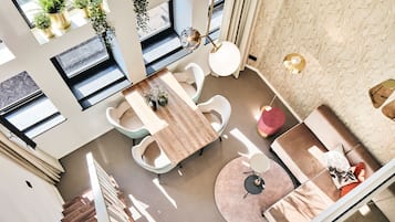 Quad Loft | 起居區 | 平面電視、玩具