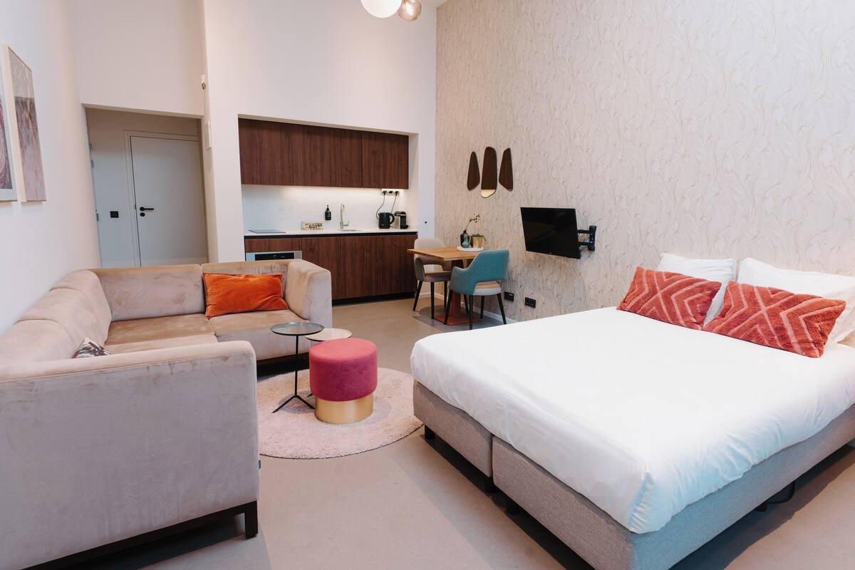 Double Loft | Premium bedding, blackout drapes, soundproofing, iron/ironing board