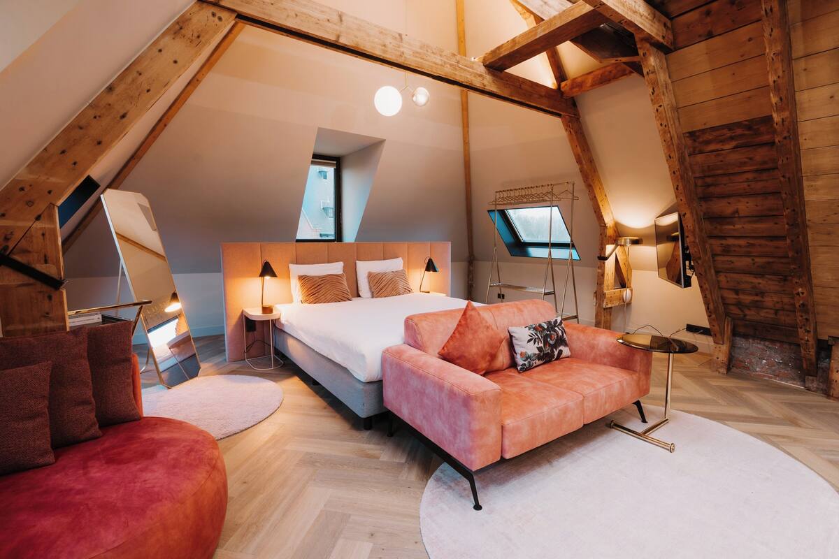 presidential suite | living area | flat-screen tv, toys