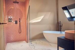 Presidential Suite | Bathroom | Free toiletries, hair dryer, towels, soap - The Anthony Hotel (Utrecht)
