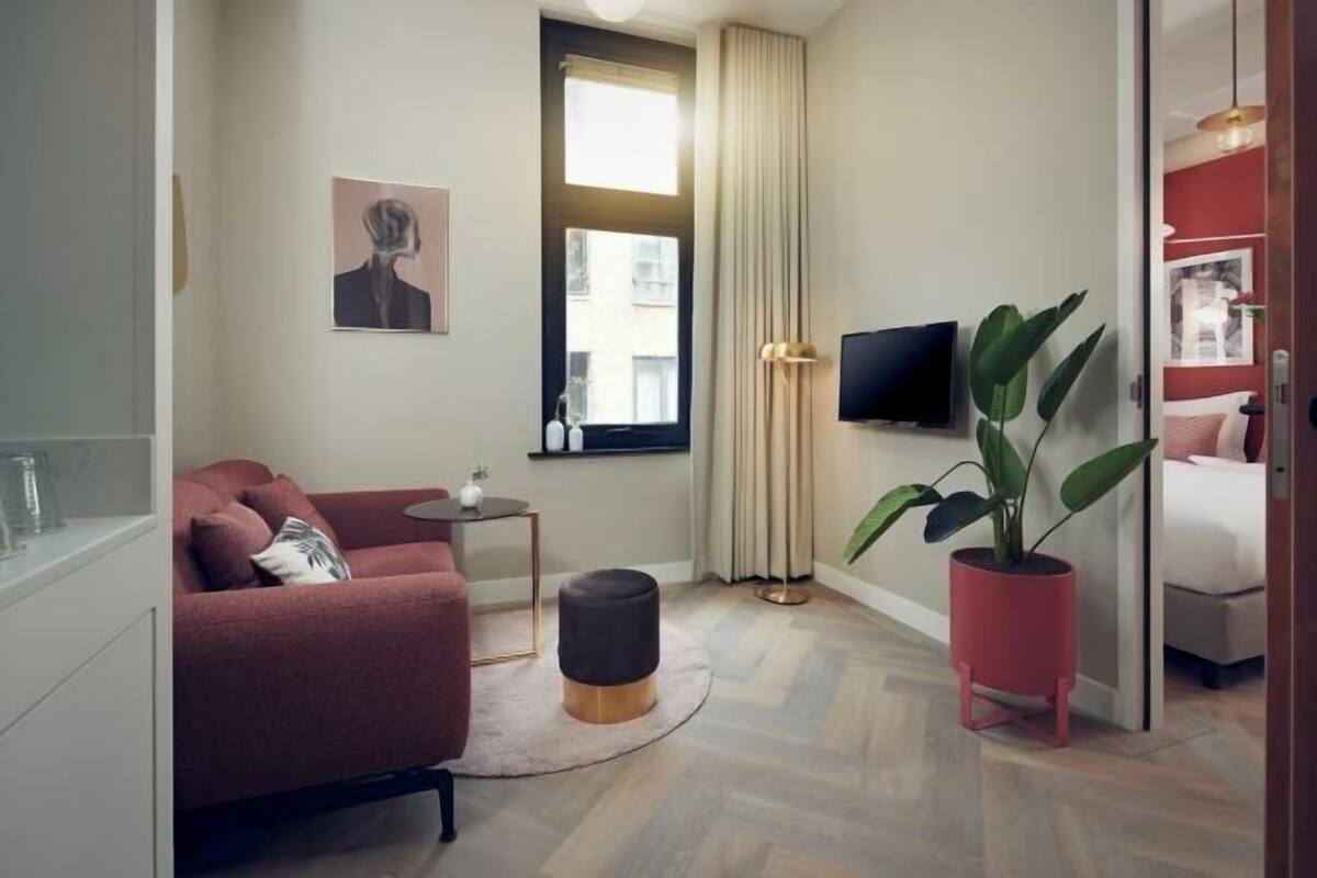 Área de sala de estar | Televisión de pantalla plana y juguetes