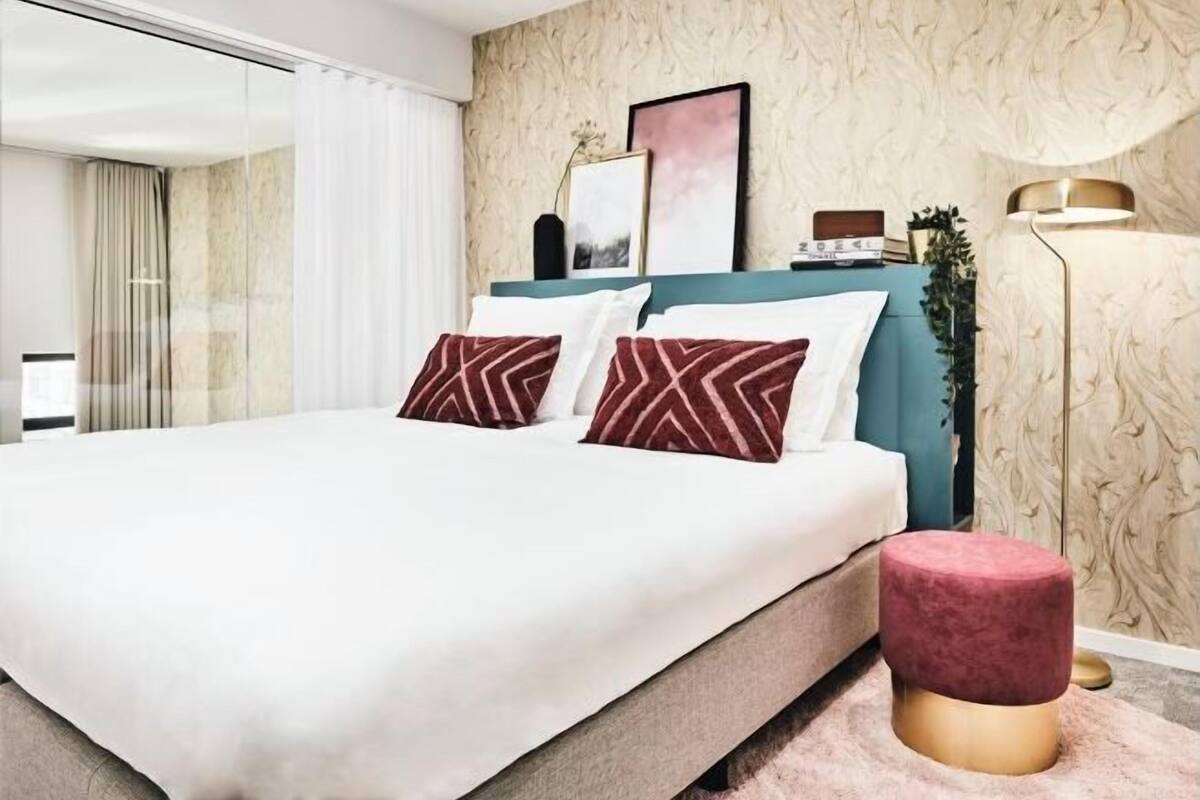 Ropa de cama de alta calidad, cortinas blackout y insonorización