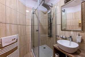 Habitació doble Comfort | Bany | Articles de tocador gratuïts, barnussos, sabatilles i bidet 