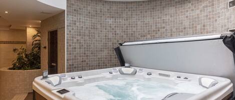 Indoor spa tub