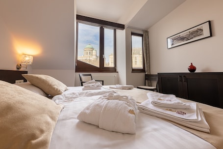 Design Suite, 1 Bedroom, Bathtub, City View | 1 bedroom, premium bedding, Select Comfort beds, minibar