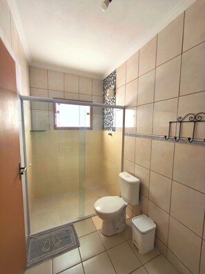 Standard Apartment | Bathroom | Shower, towels, soap, toilet paper - Pousada Solar do Jabaquara (Paraty)