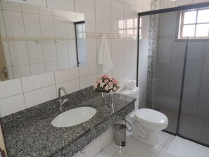 1 dormitorio, minibar, wifi gratis y ropa de cama