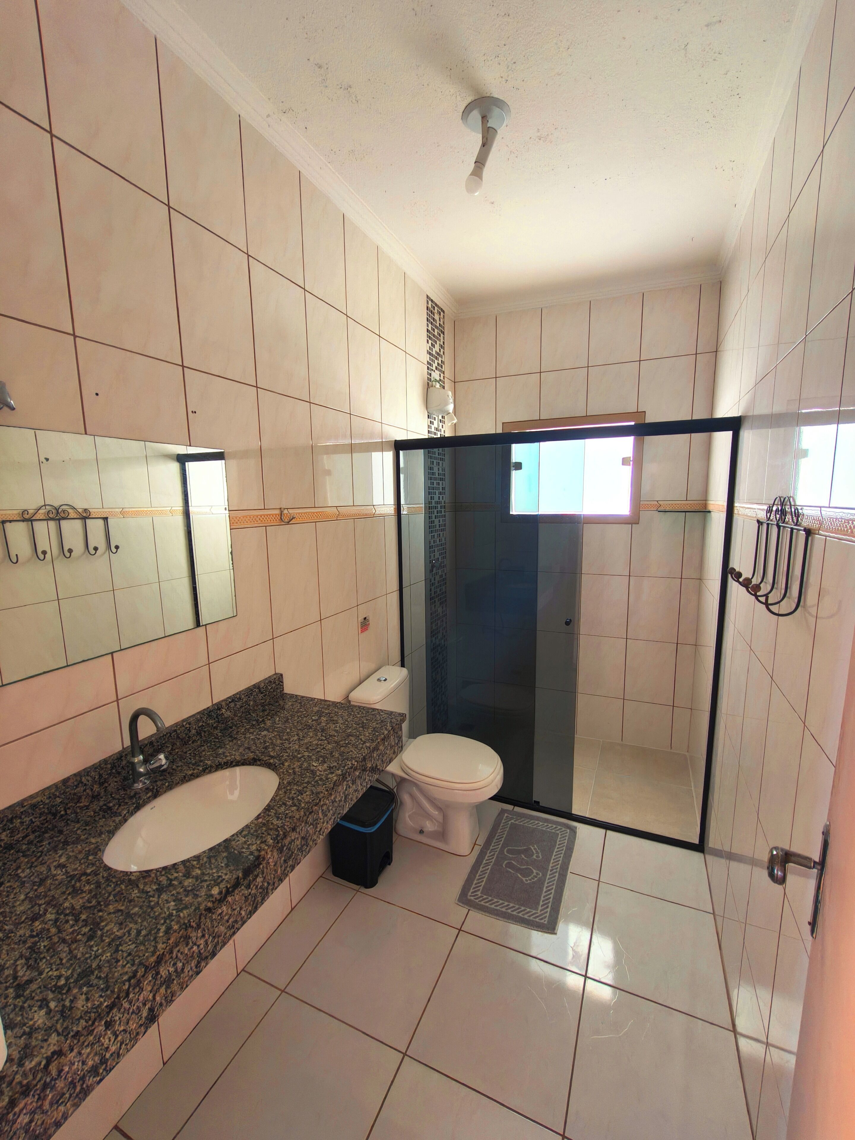 Quarto triplo família | Banheiro | Chuveiro, toalhas de banho, sabonete, papel higiênico