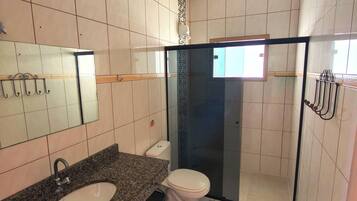 Quarto triplo família | Banheiro | Chuveiro, toalhas de banho, sabonete, papel higiênico