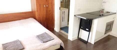 Escritorio, wifi gratis y ropa de cama