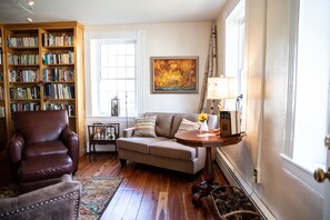 Library - The Woodstocker B&B (Woodstock)