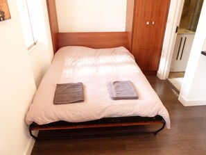 Studio | Een bureau, gratis wifi, beddengoed