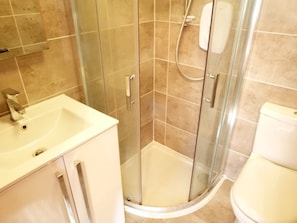 Studio | Bathroom | Shower, towels