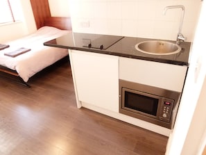 Studio | Private kitchenette | Fridge, oven, stovetop, cookware/dishes/utensils