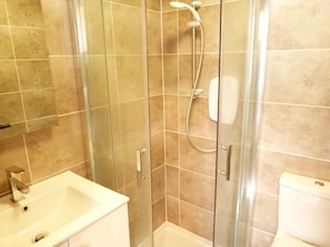 Studio | Bathroom | Shower, towels