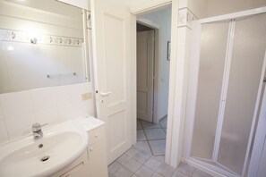 Apartamento, 3 quartos | Banheiro | Chuveiro, chuveiro com efeito de chuva, secador de cabelo, bidê