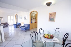 Appartement, 3 chambres | Coin séjour