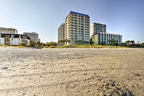 På stranden
