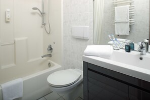 Combined shower/bathtub, towels