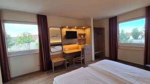 Comfort Double Room | Egyptian cotton sheets, hypo-allergenic bedding, in-room safe, desk - KomfortHotel Großbeeren (Grossbeeren)