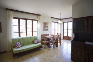 Appartement, 3 slaapkamers | Woonruimte | Een televisie