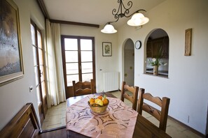 Appartement, 3 slaapkamers | Woonkamer | Een televisie