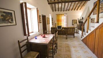 Apartamento, 2 quartos | Opções para refeição no quarto