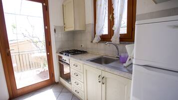 Villa | Eigene Kochnische | Ofen, Herdplatte, Kochgeschirr/Geschirr/Besteck