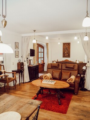 Exclusive-Suite, Stadtblick (incl. 79€ cleaning fee) | Wohnbereich | Flachbildfernseher, DVD-Player