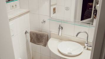 Suite Eksklusif, pemandangan kota (incl. 79€ cleaning fee) | Kamar mandi | Shower, pengering rambut, dan handuk