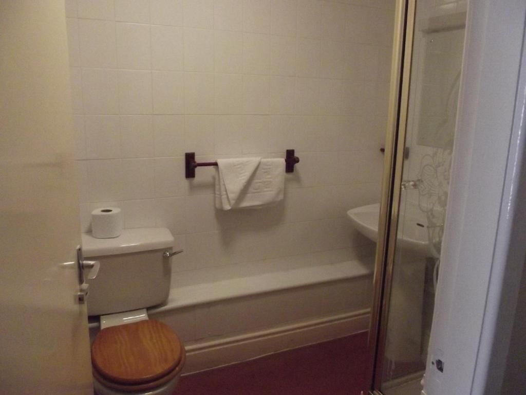 Un baño con inodoro, bañera y lavabo.