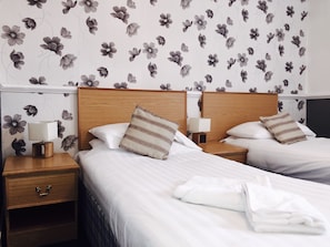 Een bureau, een strijkplank/strijkijzer, gratis wifi, beddengoed