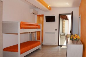 Vierbettzimmer | Minibar, Zimmersafe, Schreibtisch, kostenloses WLAN