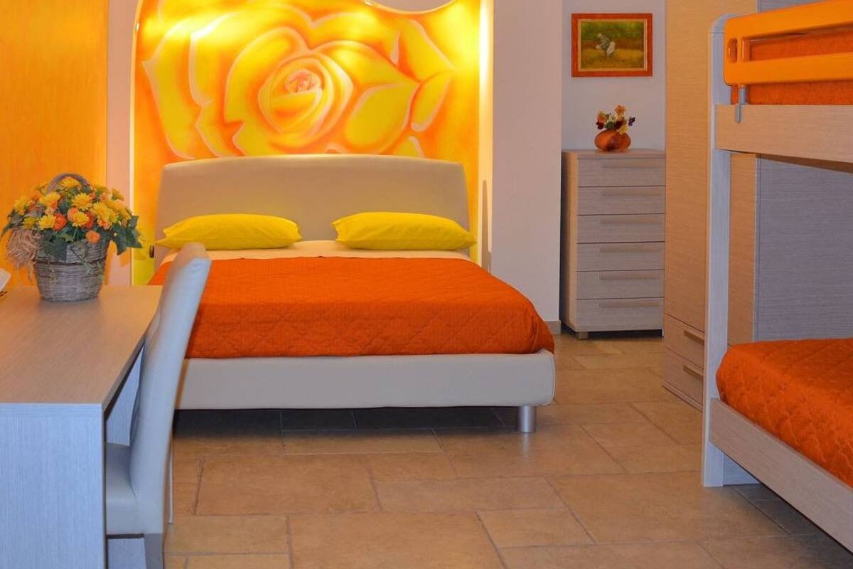 Un dormitorio moderno con una cama grande, un escritorio y un aparador.