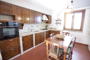 Apartment | Eigene Küche | Großer Kühlschrank, Ofen, Herdplatte