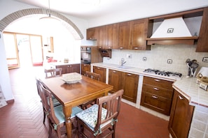 Departamento | Cocina privada | Refrigerador con congelador, horno y parrilla de estufa 