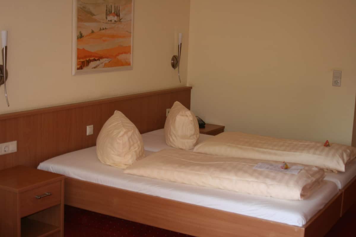 Minibar, desk, WiFi