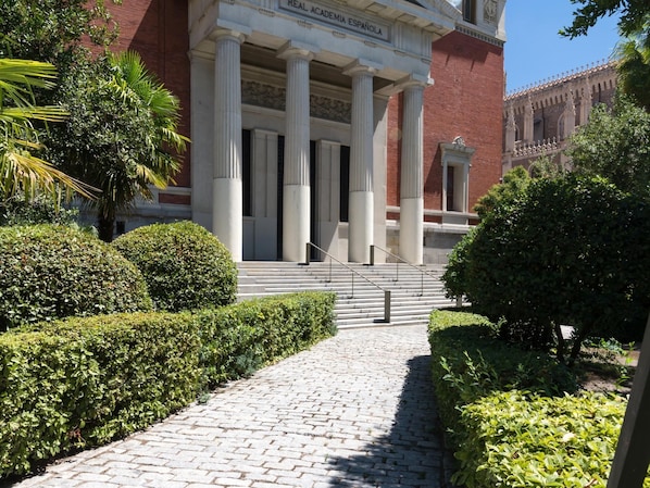 A building with classical architecture, featuring columns and a sign reading "Real Academia Española".
