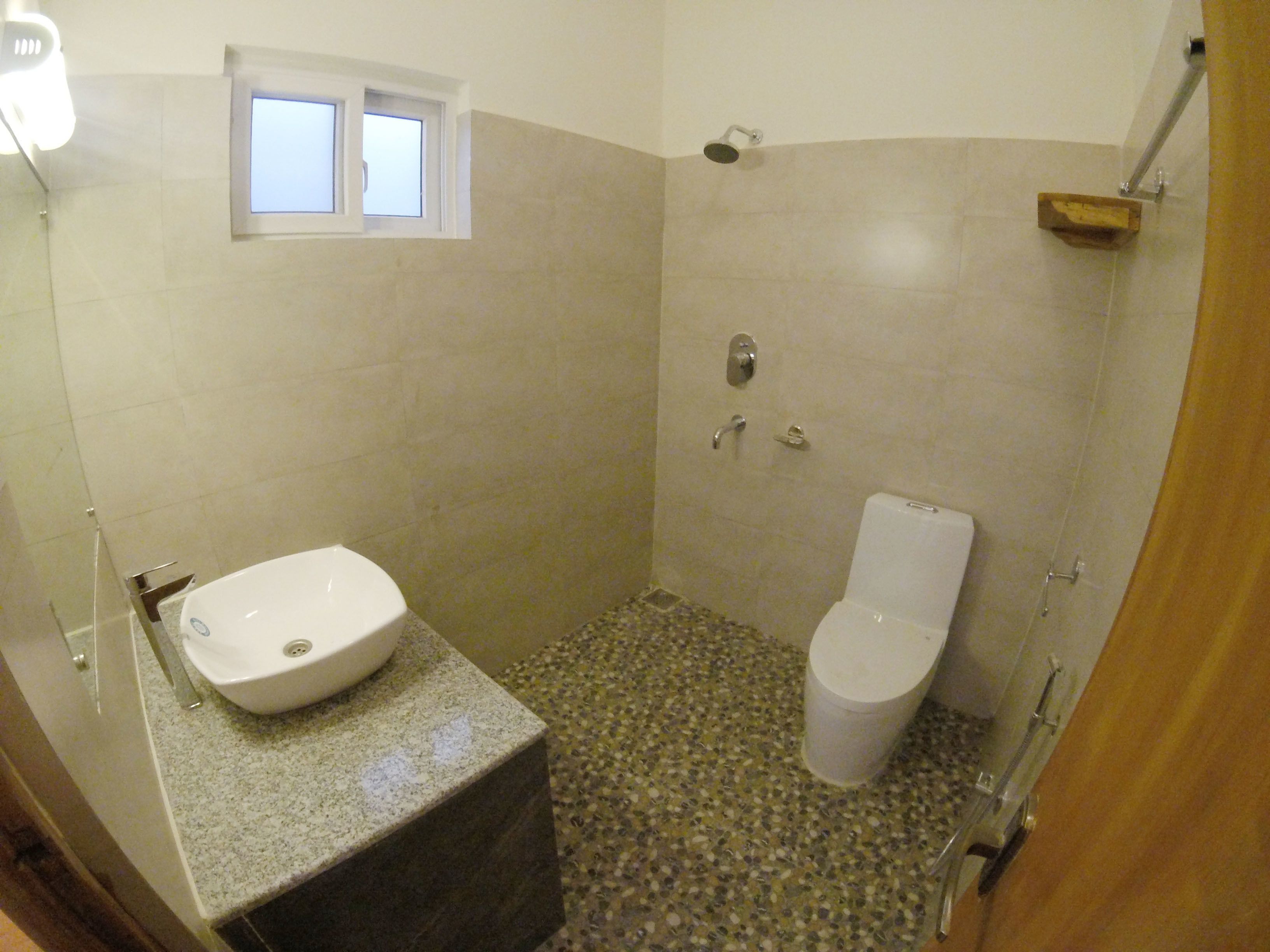 Un baño con lavabo, inodoro y ducha.